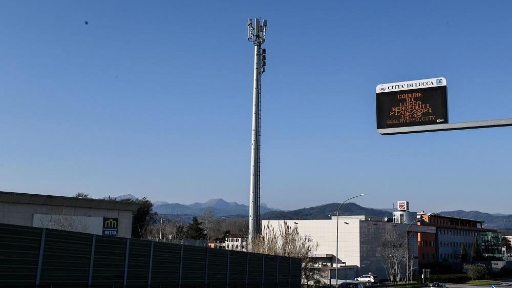 L'antenna in via delle Città Gemelle a Lucca (Foto Fiorenzo Sernacchioli)