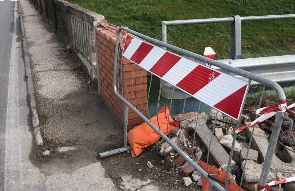 Maggiore sicurezza con le nuove spallette sul Ponte della Vittoria 