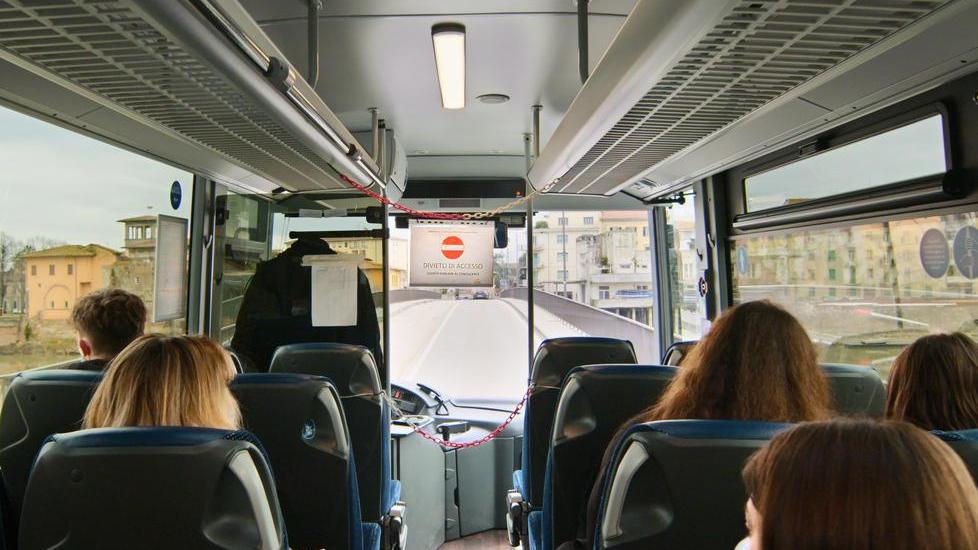 In giro con l’autobus ai tempi del Covid, il video degli studenti