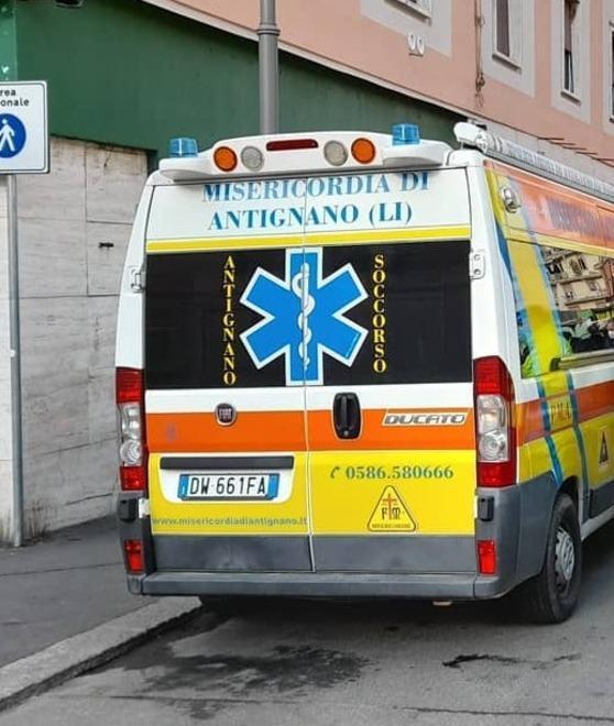 Si sente male per strada: gravissima a 95 anni