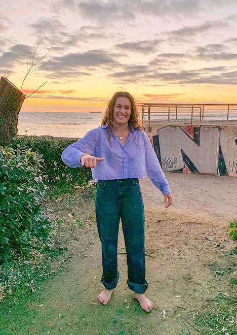 Con jeans e camicia entra in mare sul sup Bagnina di 18 anni salva un surfista 
