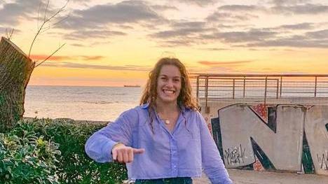 Con jeans e camicia entra in mare sul sup Bagnina di 18 anni salva un surfista