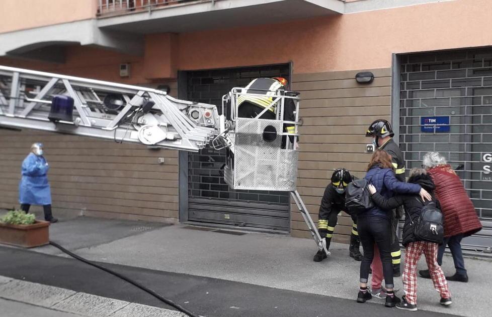 Brucia appartamento, evacuate sei persone tra cui tre bambini 