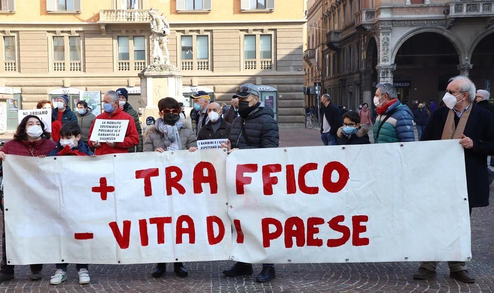 Striscioni e cartelli nel cuore della città