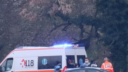 Undicenne vola già dalle Mura si frattura una costola