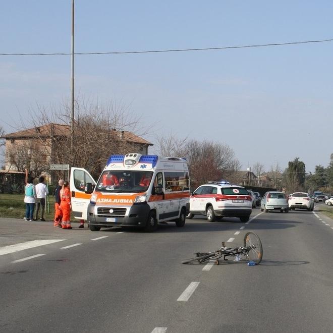 Sbanda in una curva scooterista all’ospedale