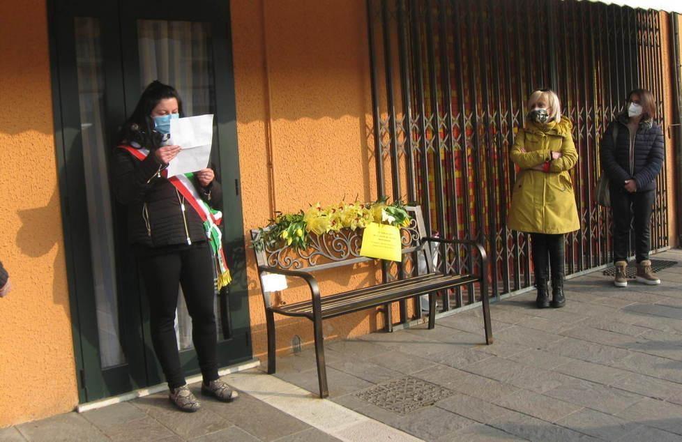 Altra panchina in piazza Per non dimenticare il macellaio amico di tutti