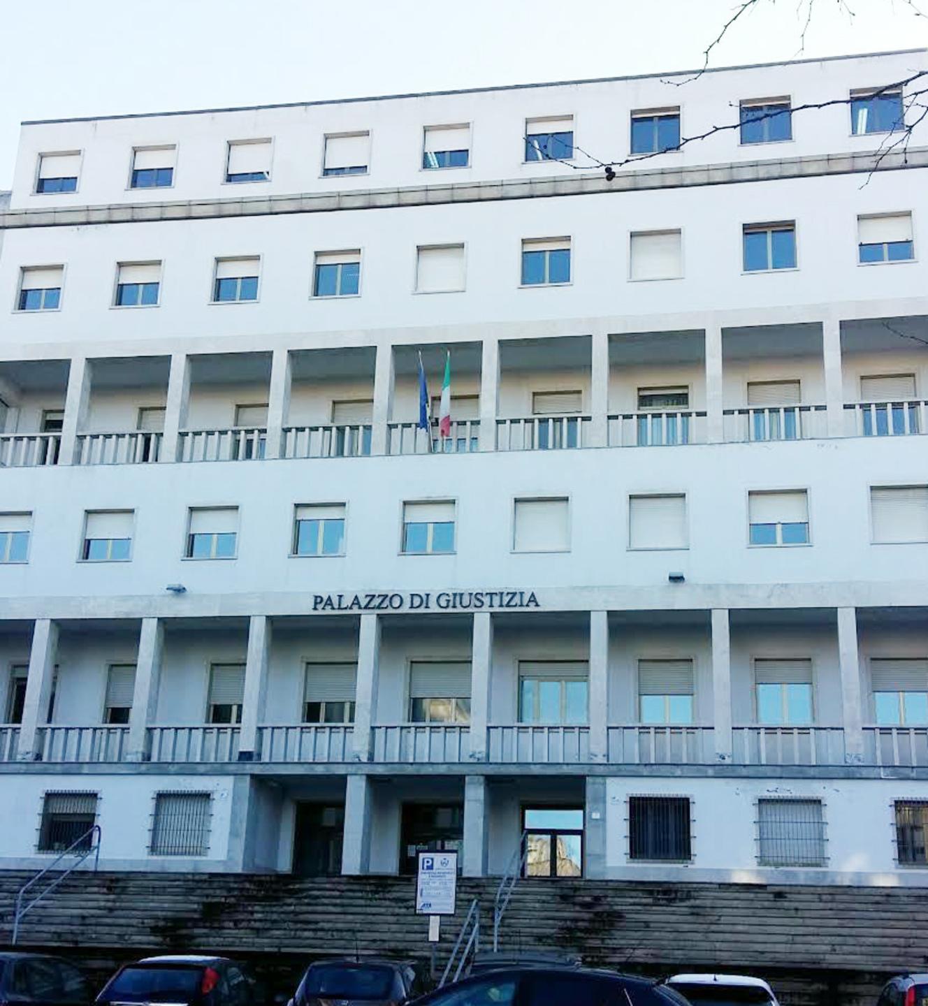 Nuoro, musica a palla e scritte: impiegato denunciato 