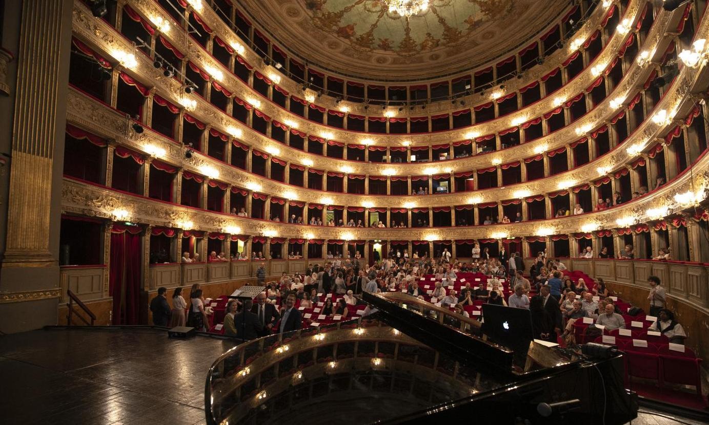 Per una sera i teatri tornano a far luce 