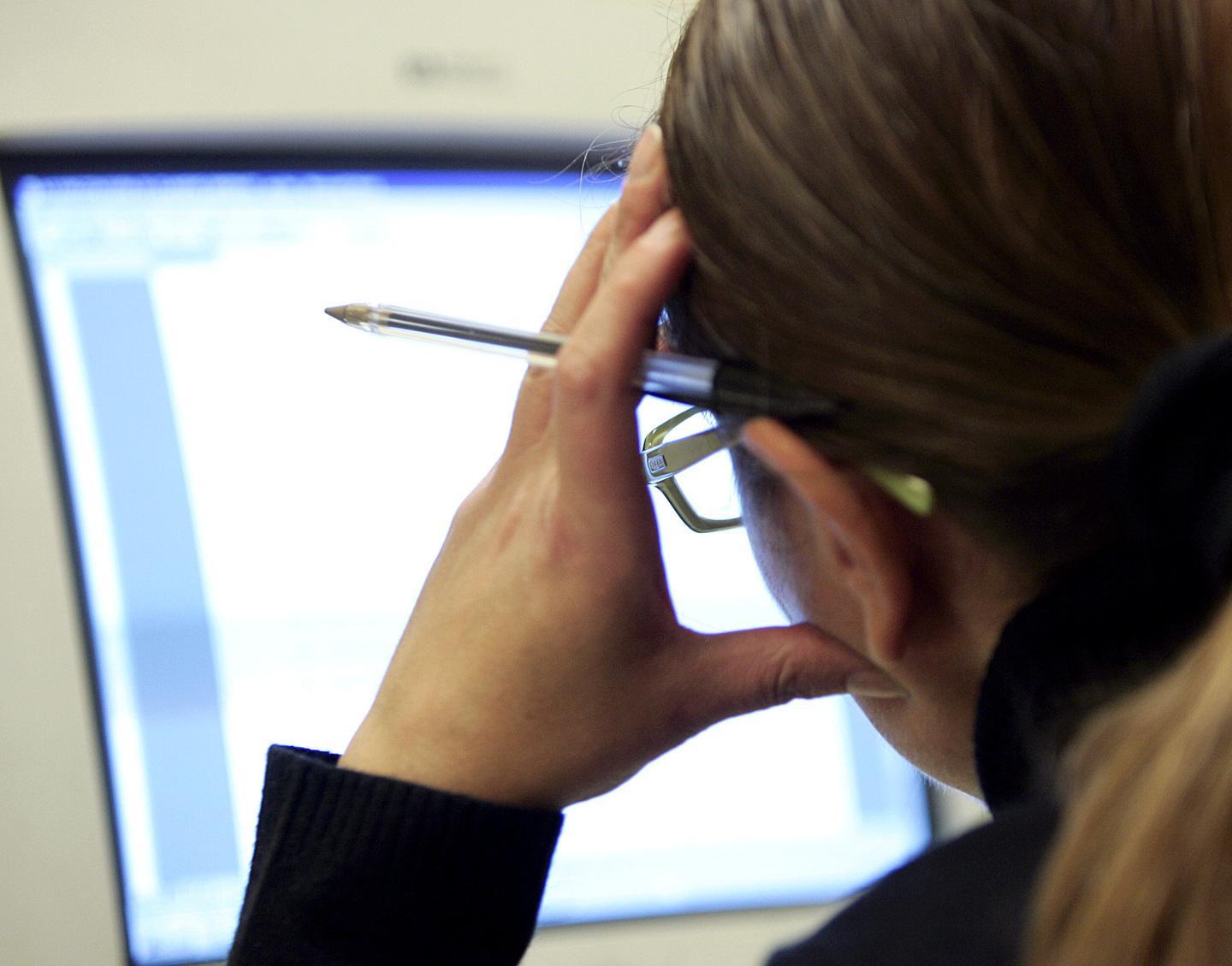 Cinquantenne sedotta e truffata online 