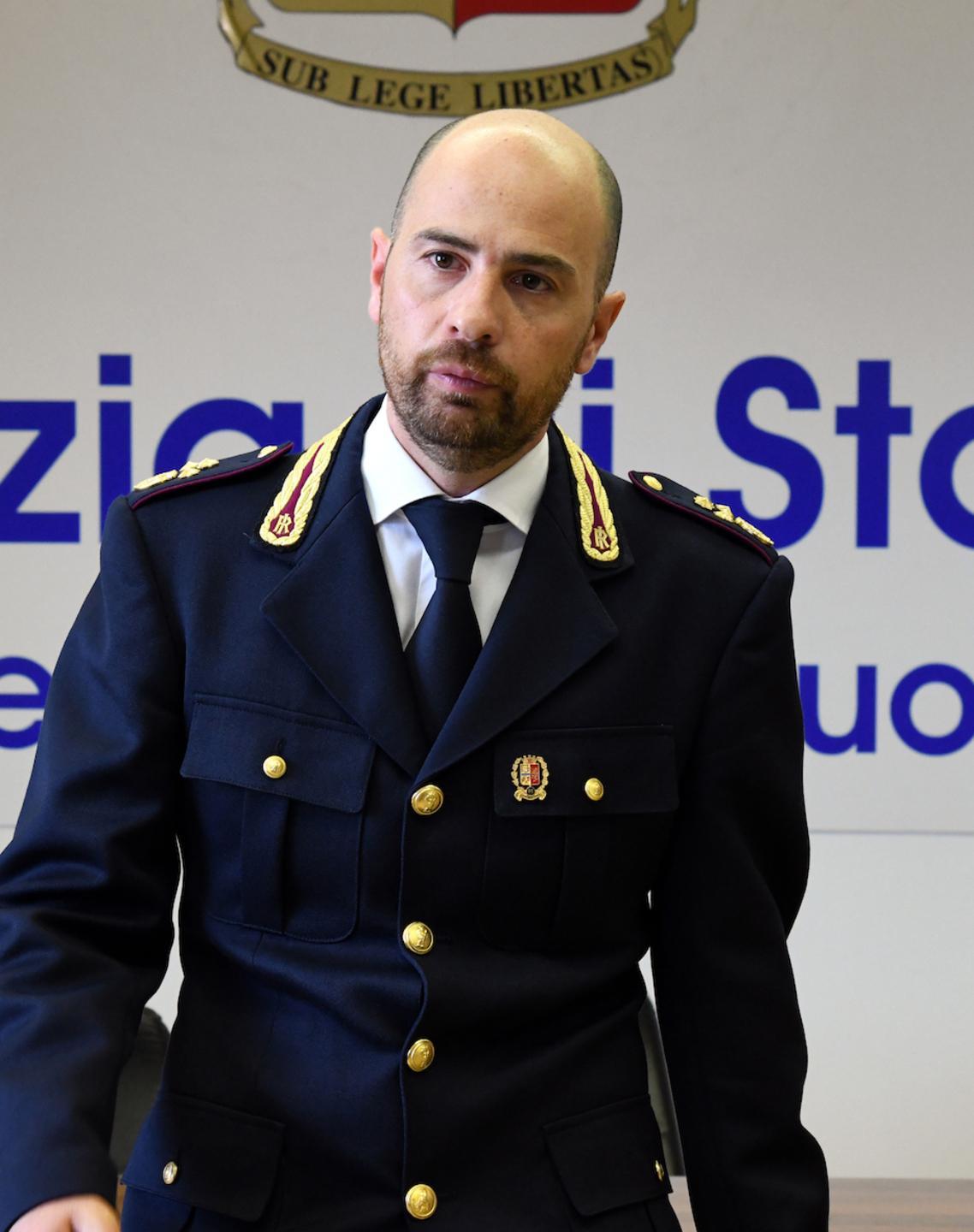 Incendiava le auto del vicino: via da casa 