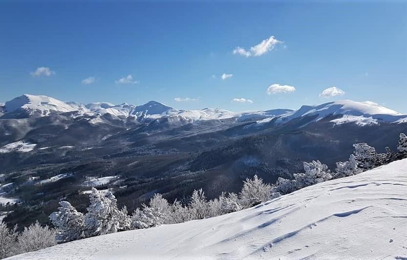 L'Appennino imbiancato e cima tauffi 