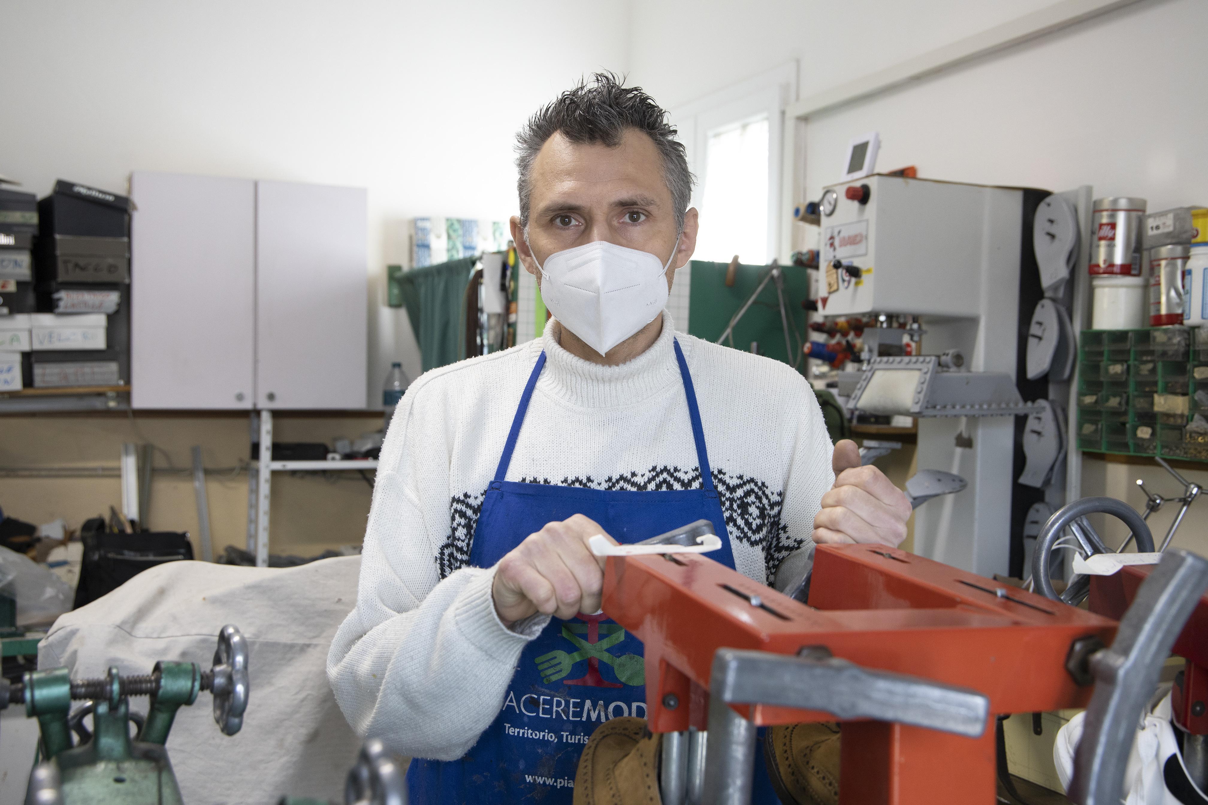 Buon Pastore/ Lo sfogo: Lo smartworking e il calzolaio «Niente clienti, è un disastro» 