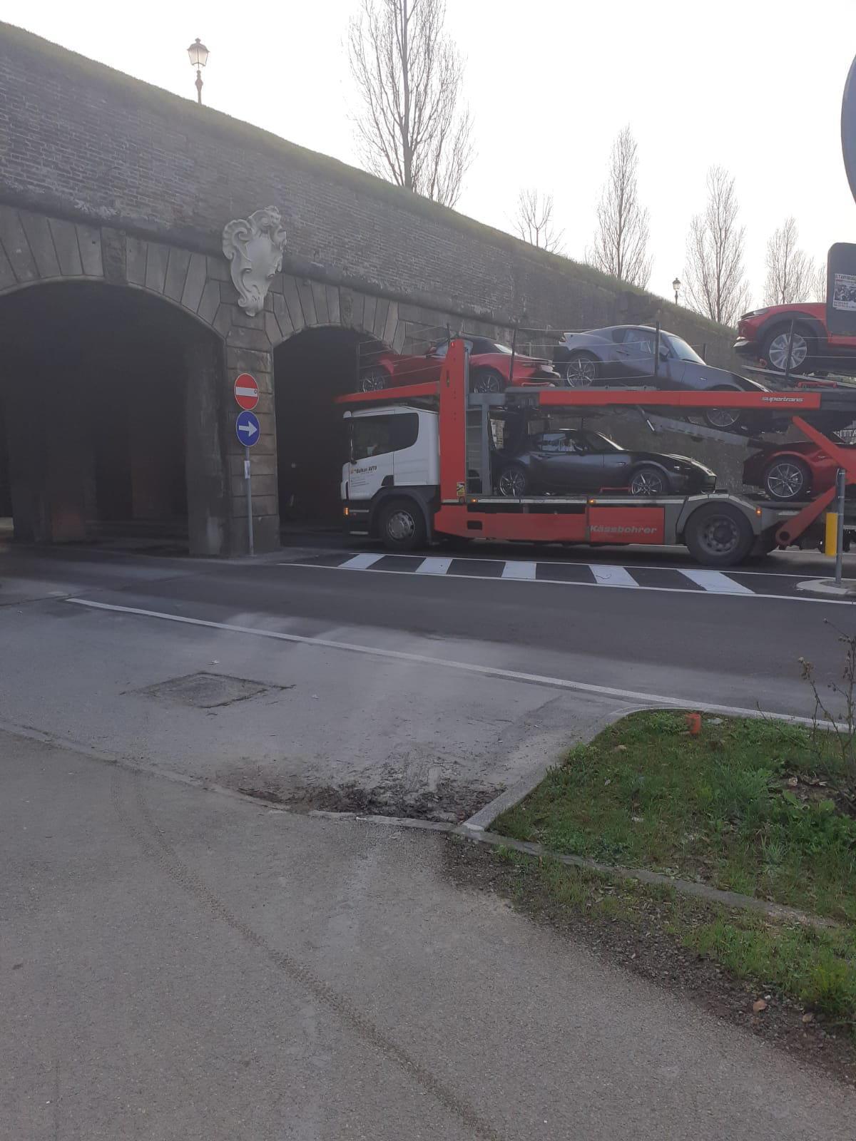 Tir blocca porta Sant'Anna