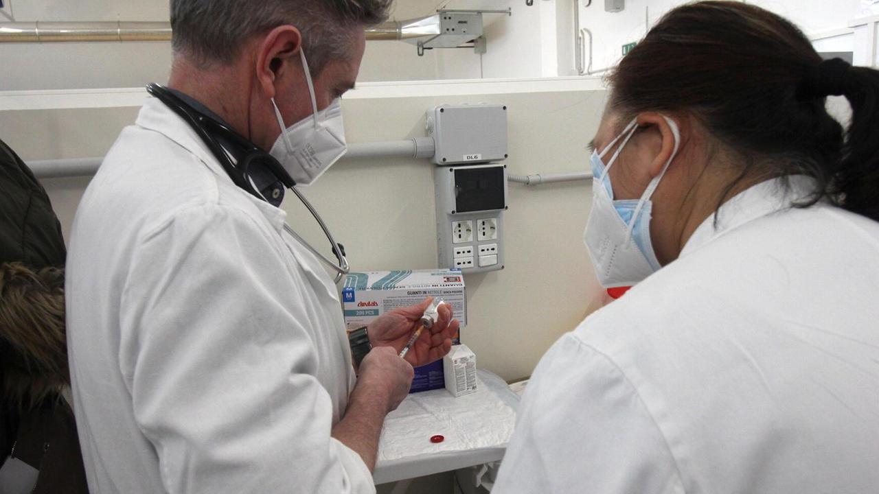 Vaccini agli over 80, anziani costretti a spostarsi