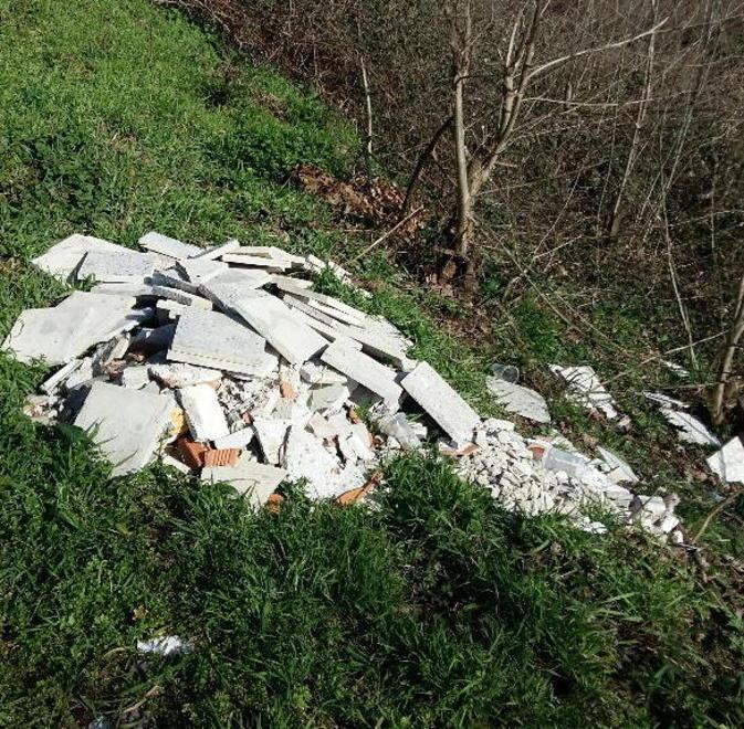 L’argine del fiume Serchio come una discarica tra calcinacci, sacchi e resti di picnic 
