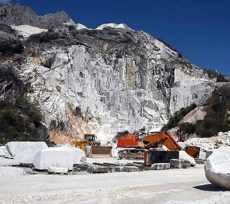 Carrara, fossi e canali di cava demaniali, cronistoria di un caso irrisolto 