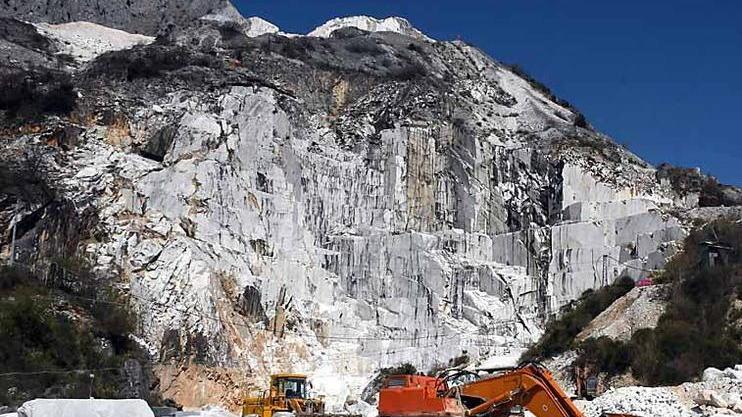 Carrara, fossi e canali di cava demaniali, cronistoria di un caso irrisolto
