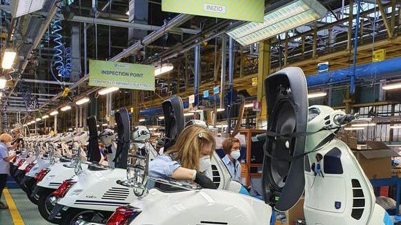 Piaggio, al posto dei prepensionati si stabilizzano gli operai precari