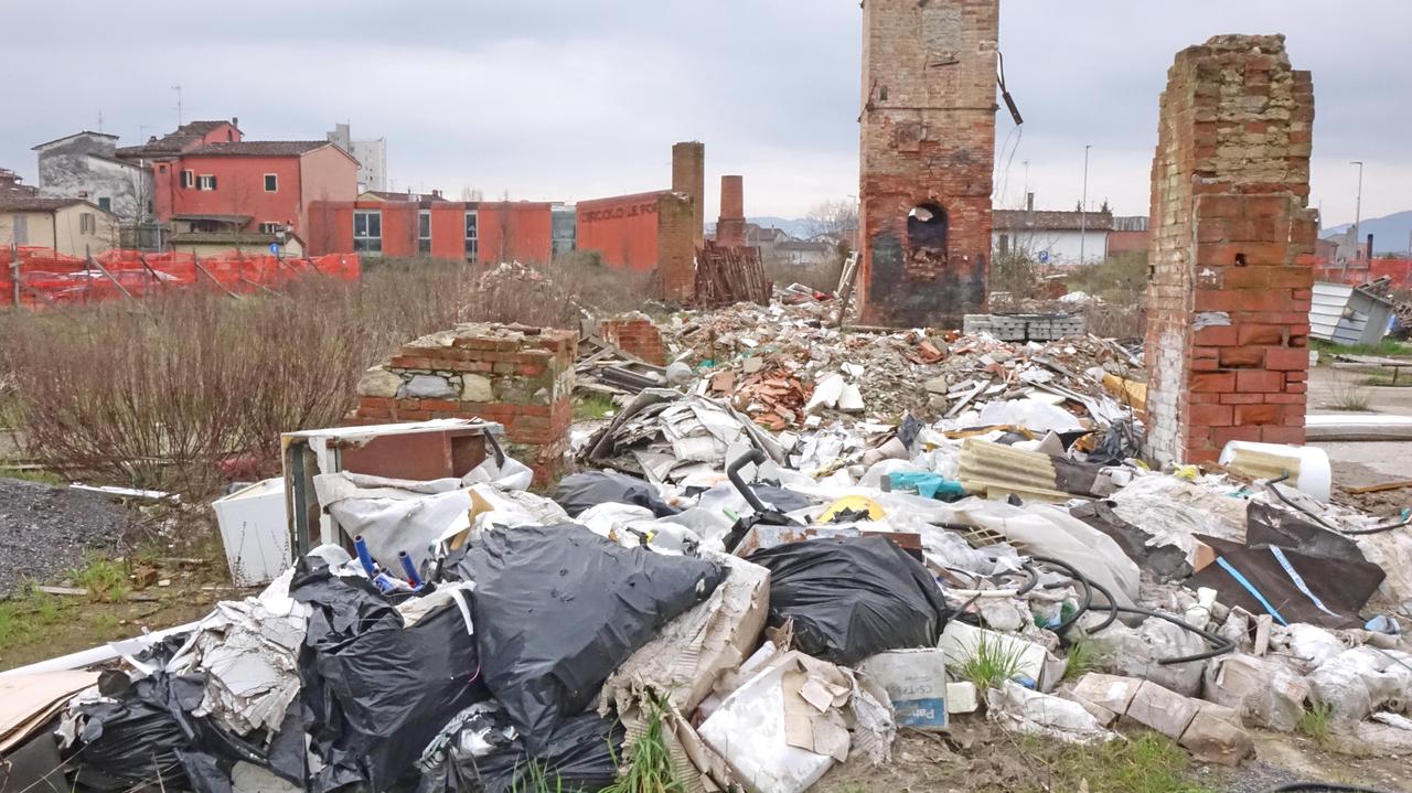 Una discarica accanto alle case nel cantiere delle Fornaci