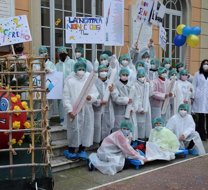 Massa, i bambini mascherati da medici e infermieri catturano il virus 
