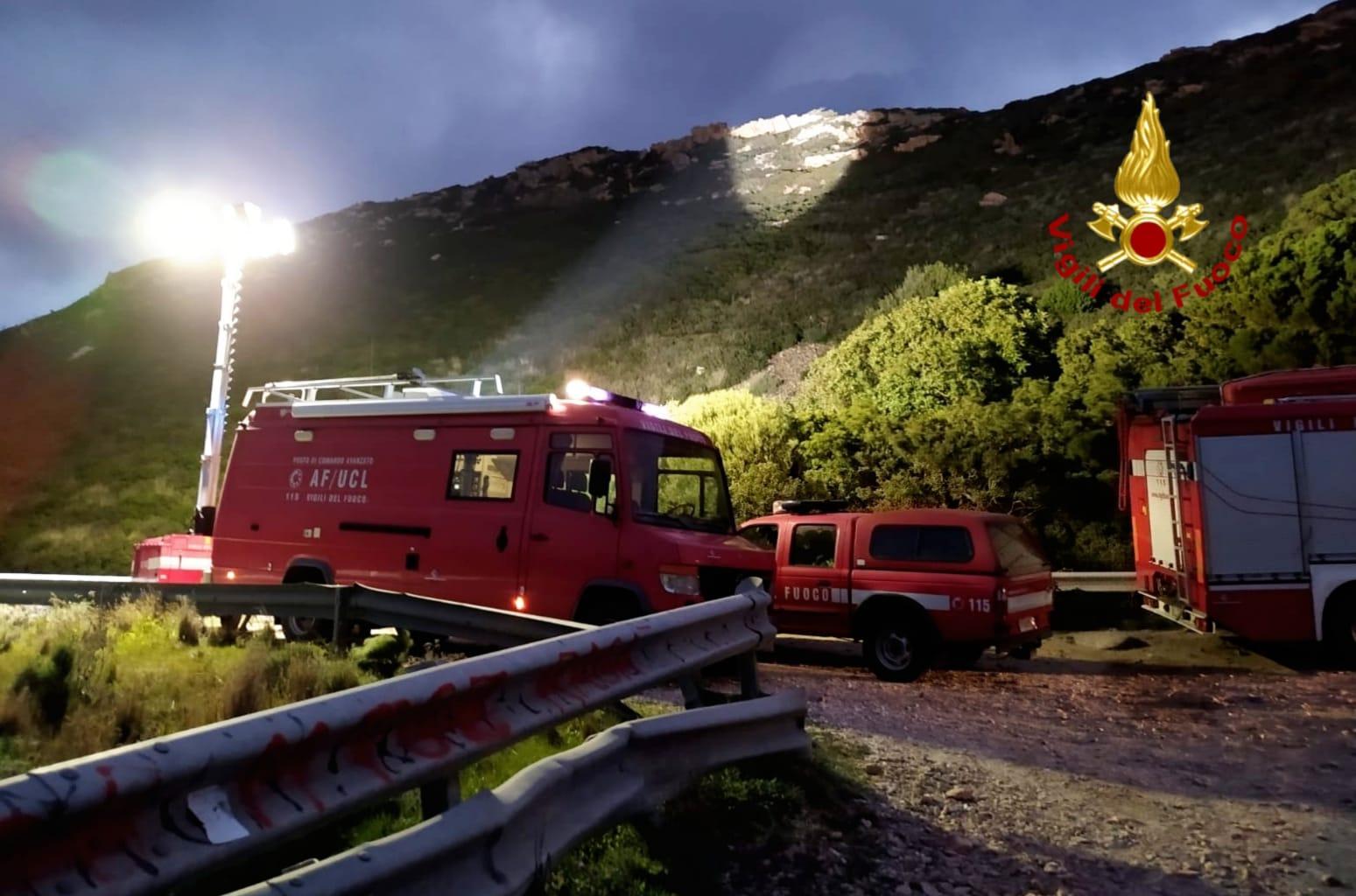 I mezzi dei vigili del fuoco impegnati nella ricerca della ragazza scomparsa