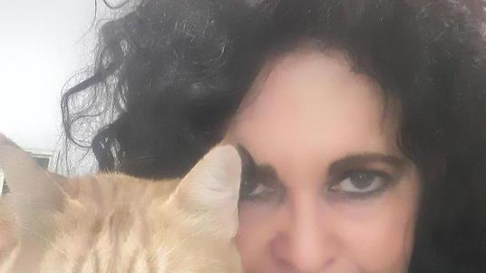 Chiusa in casa senza aiuto né per i rifiuti né per le cure