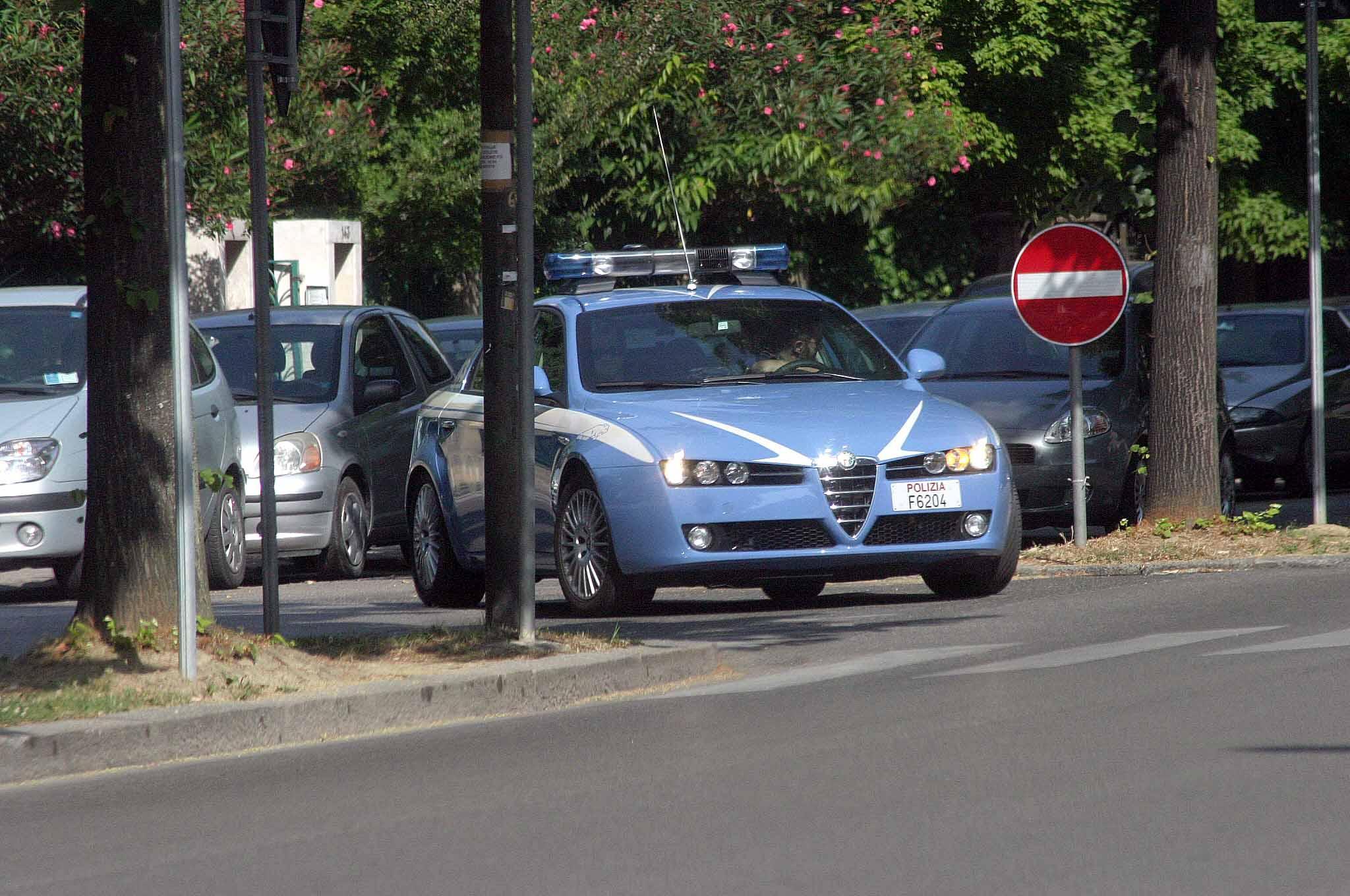 Un'auto della Polizia di Stato in viale Cavour