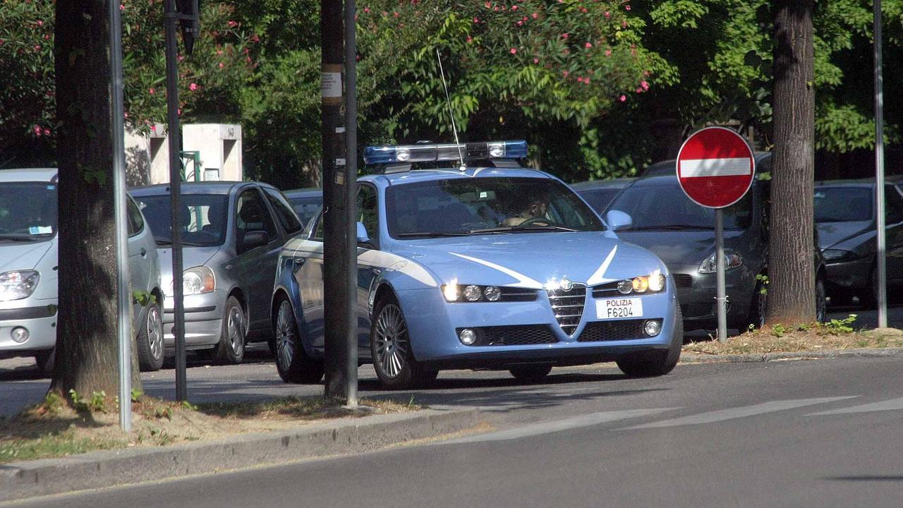 Un'auto della Polizia di Stato in viale Cavour