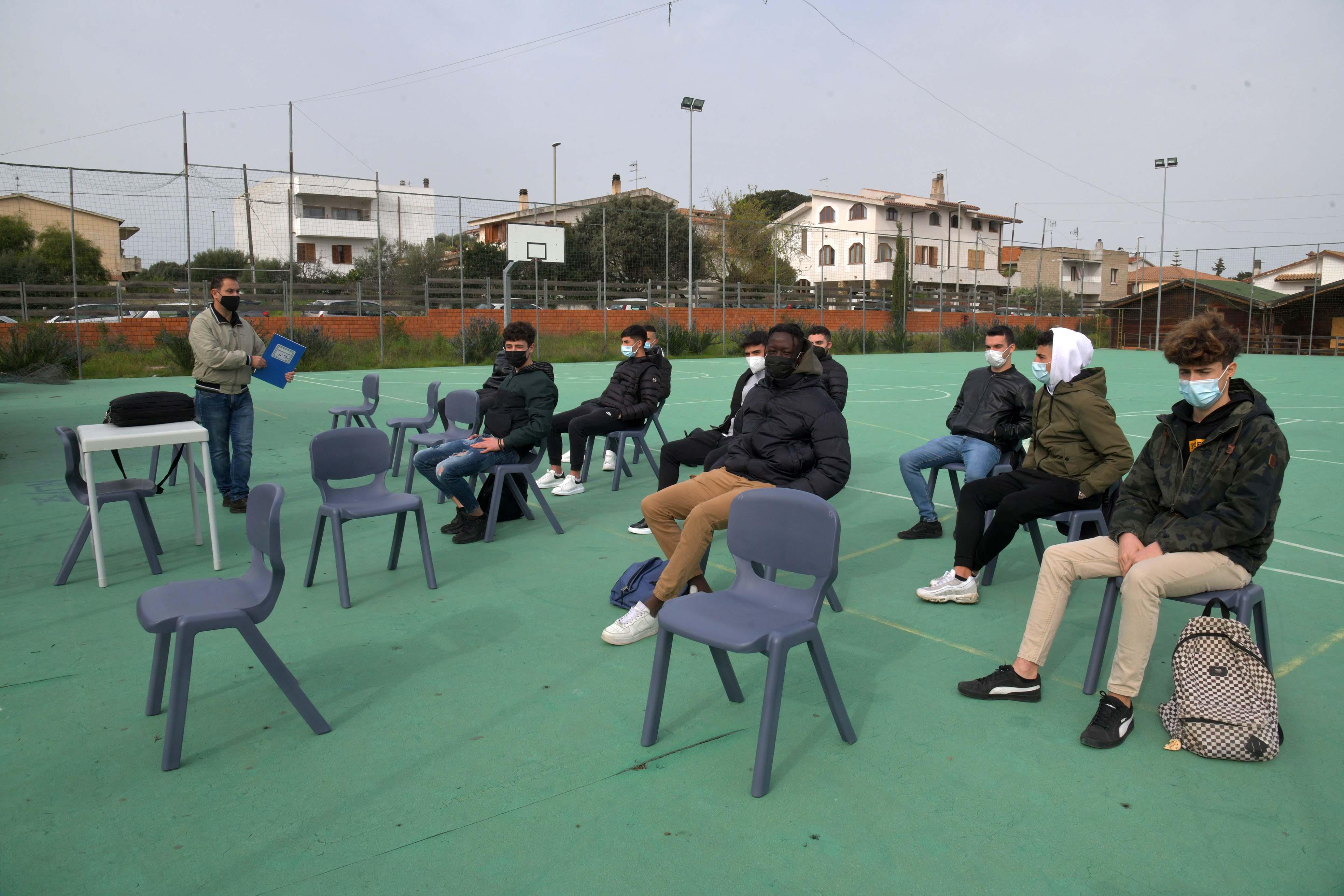 Lezione all'aperto all'istituto Deffenu