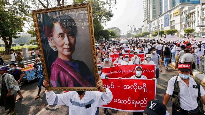Birmania: centinaia di migliaia di manifestanti in piazza