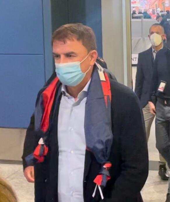 Leonardo Semplici subito dopo il suo arrivo all'aeroporto di Elmas