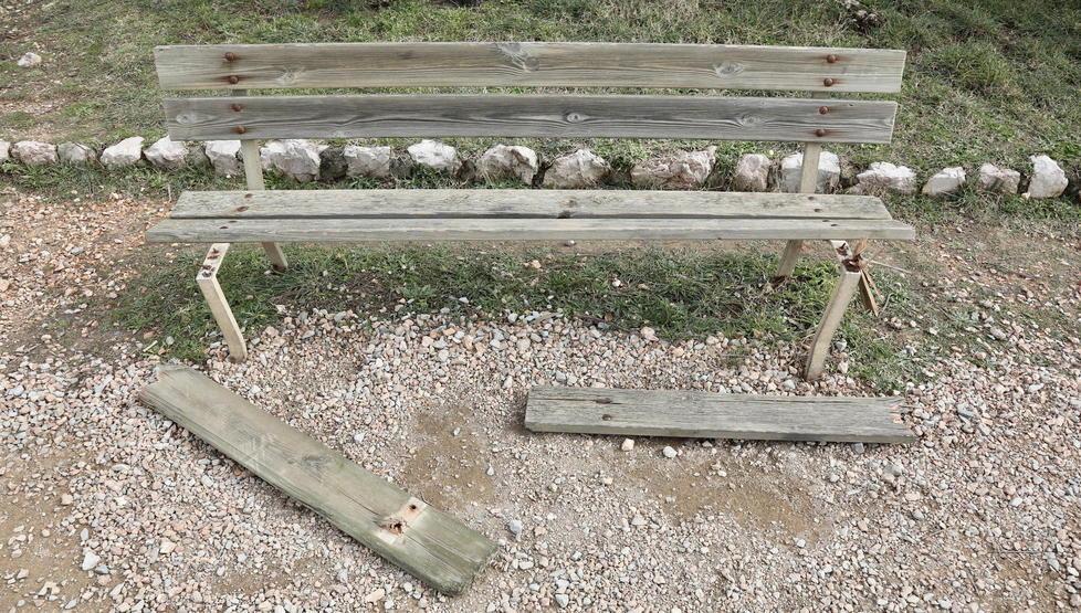 Vandali sul lungomare di Livorno: panchine fatte a pezzi dall’hotel Universal allo scoglio della Ballerina 