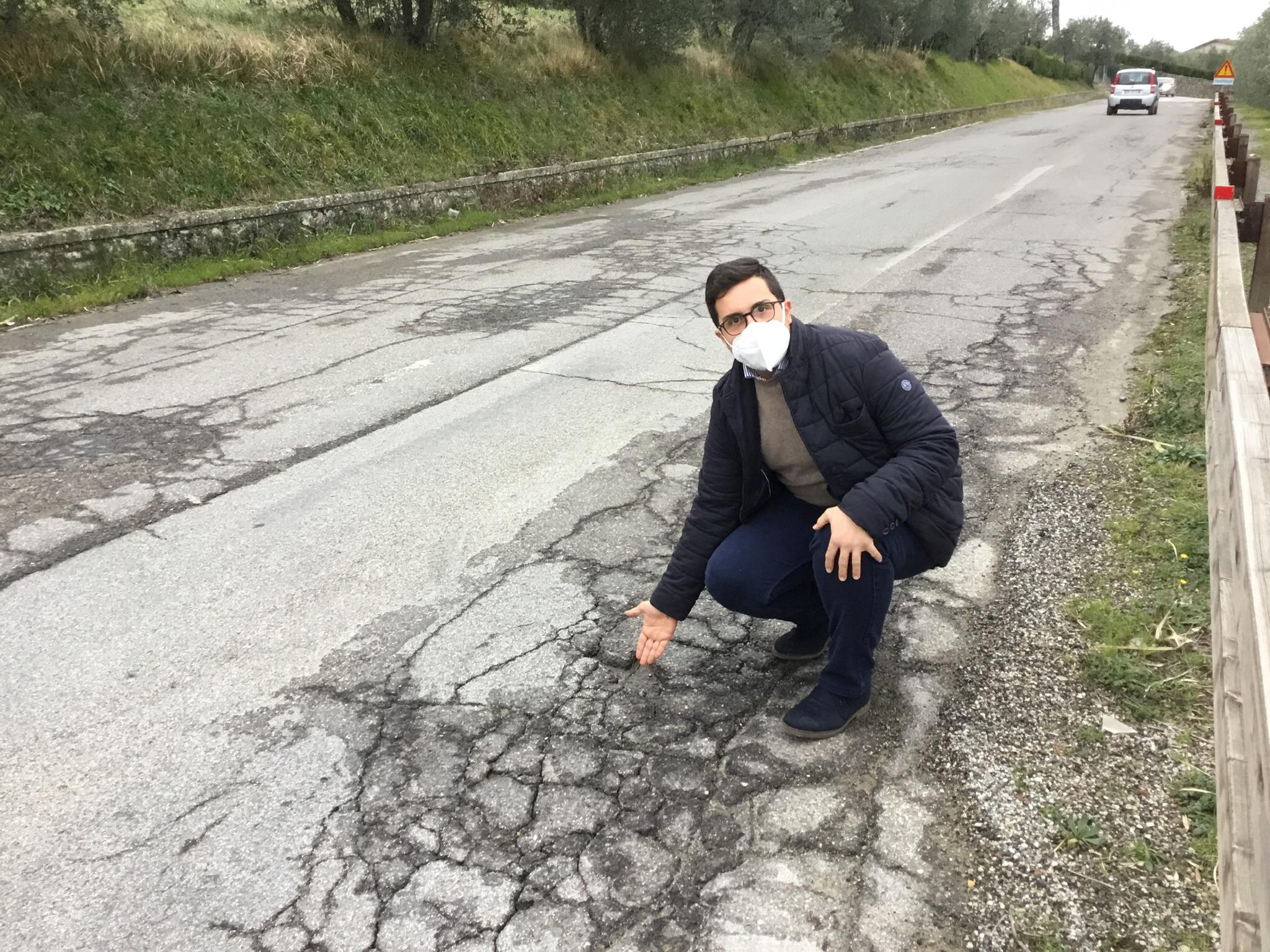 Il consigliere metropolitano Gandola mostra l’asfalto rovinato sulla Sp4 Volterrana a Gambassi