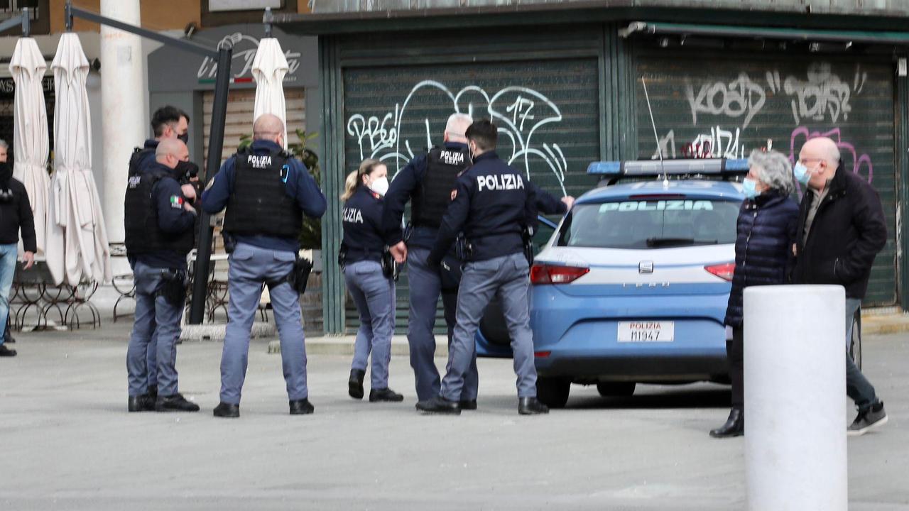 Il fermo della polizia di Stato davanti al bar Sole (foto Marzi)