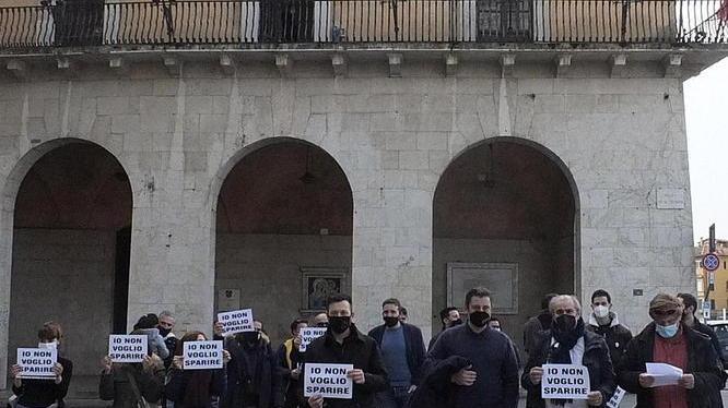 «Fateci lavorare», la protesta dei ristoratori pisani