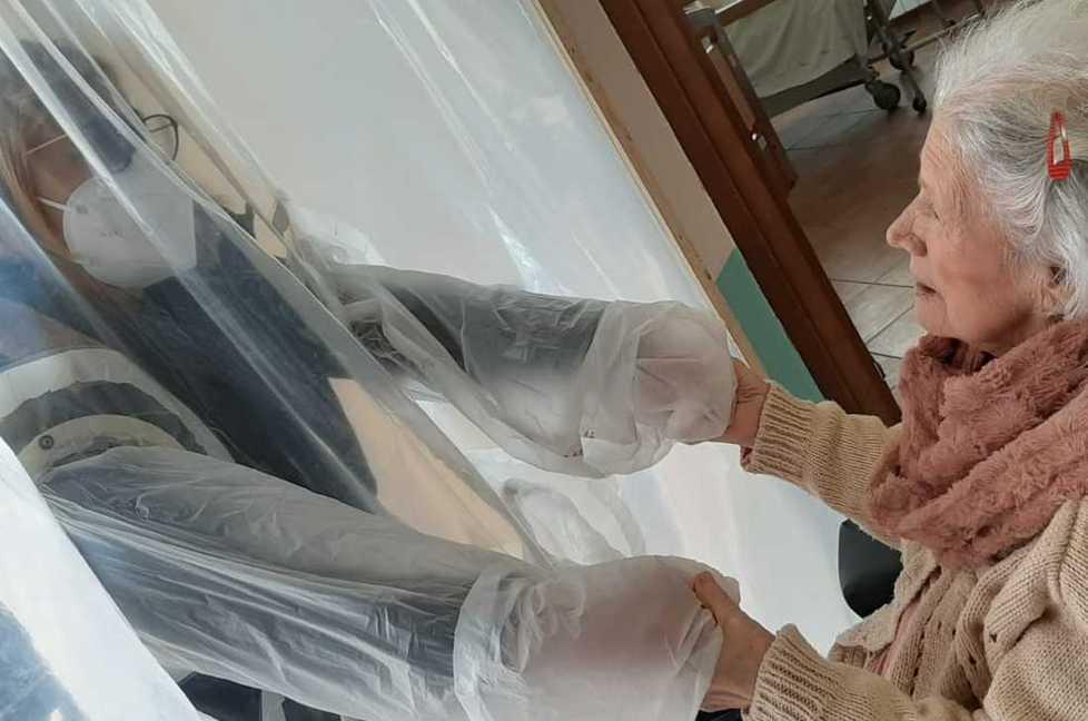 Il contatto riscoperto tra la nonna e il nipotino 