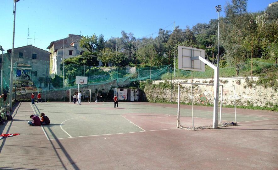 «Giocano a pallone alla Rocca», ma era un gruppo di boy-scout 