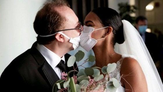 Matrimoni quasi dimezzati nel 2020 e ci si sposa sempre più tardi: a 40 anni