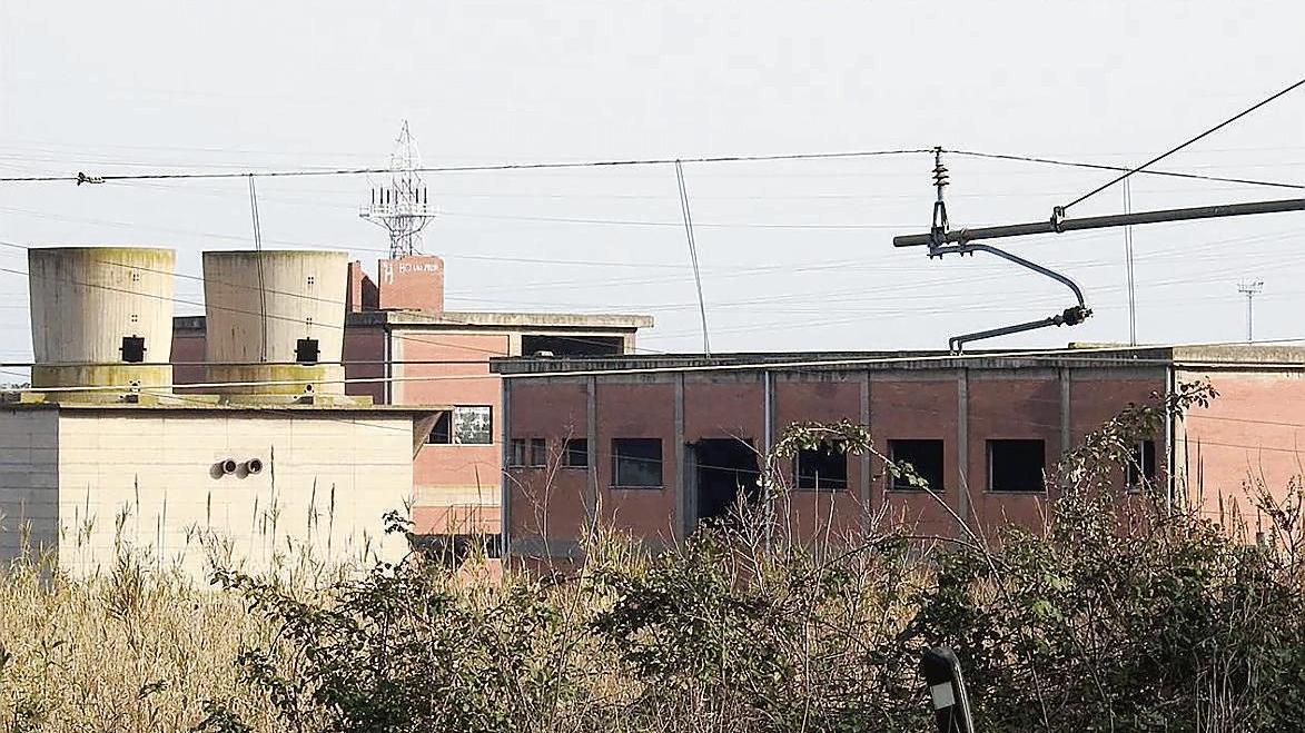 Alcune delle strutture ex Irfid che verranno demolite (foto Paolo Barlettani)
