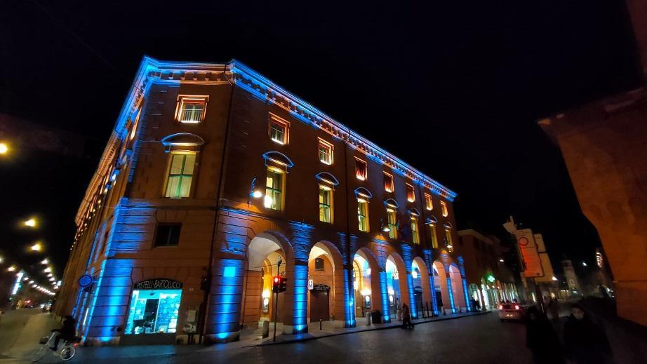 L'illuminazione del Teatro comunale "Abbado" per protestare contro le chiusure dei luoghi della cultura