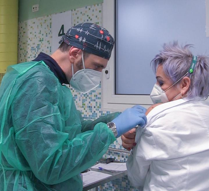 Vaccino, medici presi d’assalto dai prof In una giornata 12mila prenotazioni 