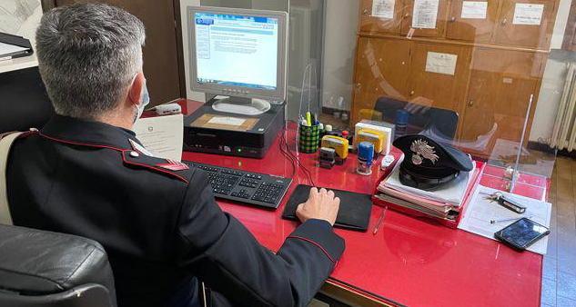 Un carabiniere della compagnia di San Marcello impegnato nelle indagini per le truffe on line