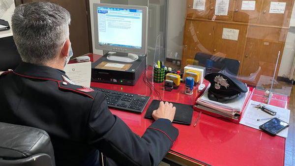 Un carabiniere della compagnia di San Marcello impegnato nelle indagini per le truffe on line