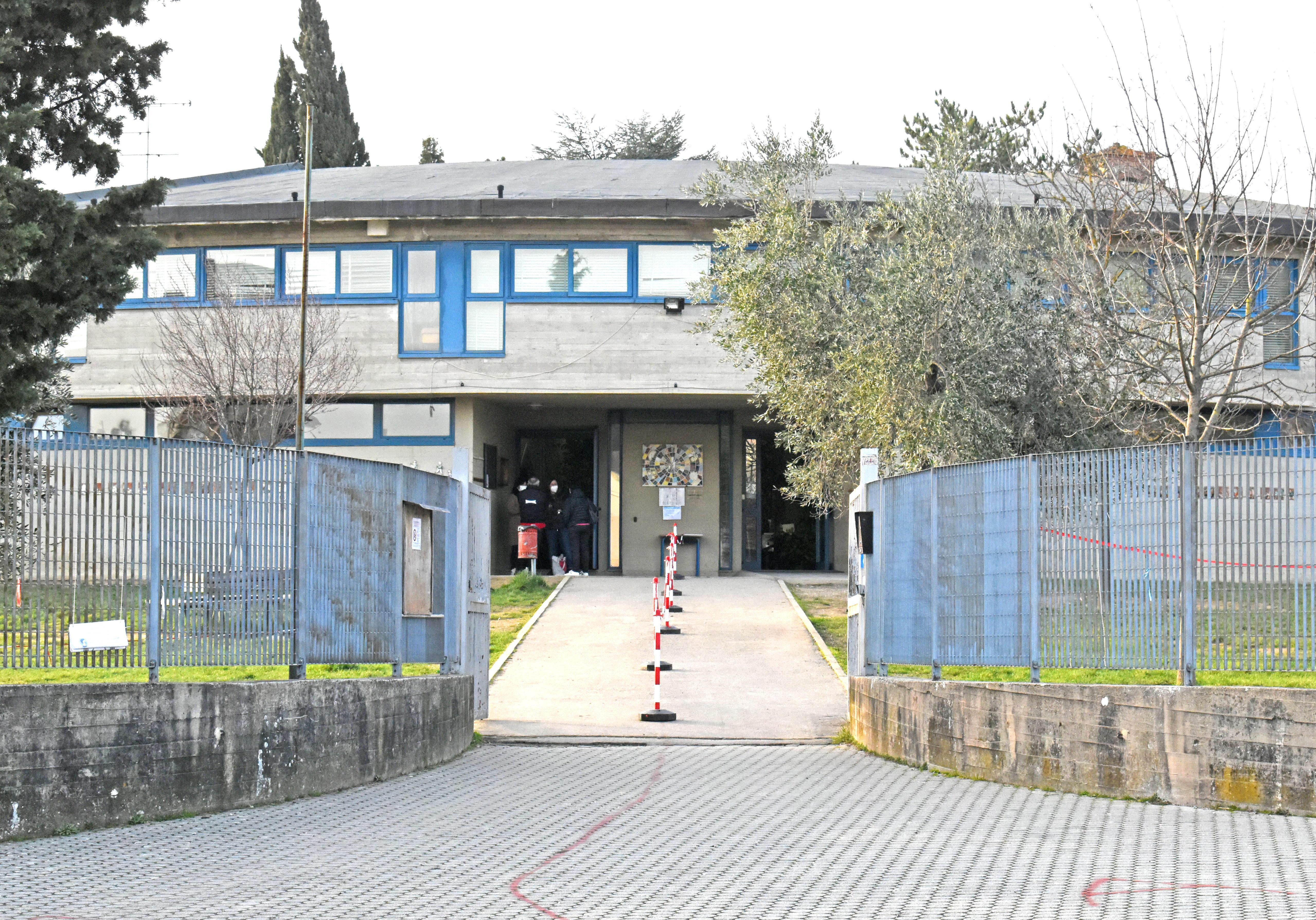 Genitori pronti a ritirare i figli da scuola: «Dopo le quarantene, tamponi obbligatori» 