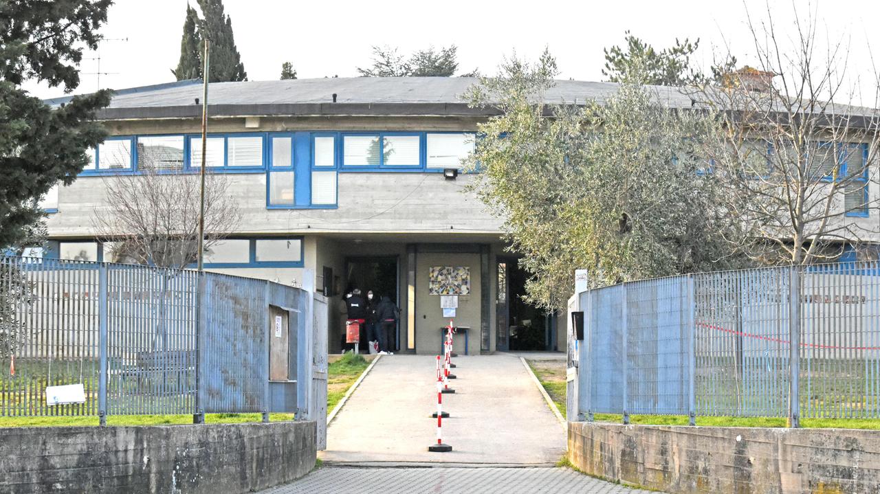 Genitori pronti a ritirare i figli da scuola: «Dopo le quarantene, tamponi obbligatori»