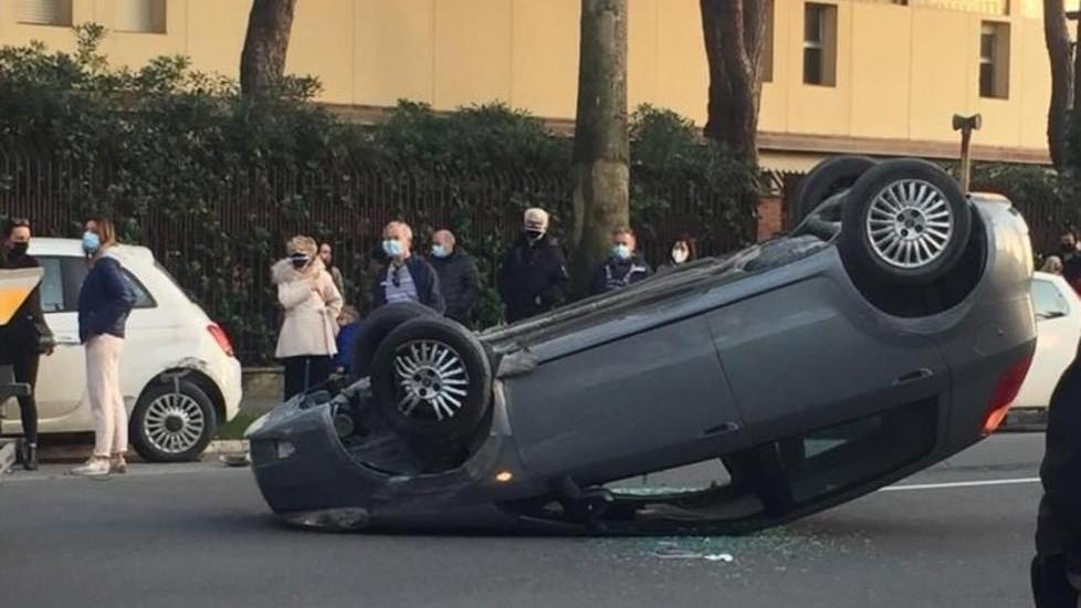 Neopatentato si ribalta con l’auto in via Roma
