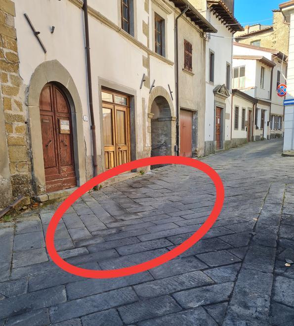 Una striscia di fuoco per terra può essere la prova del dolo 