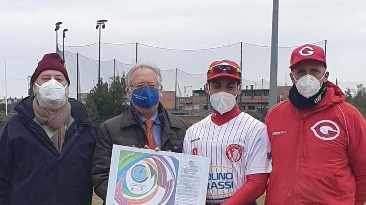Uno scambio di omaggi tra il Panathlon club e il Bsc Grosseto 1952