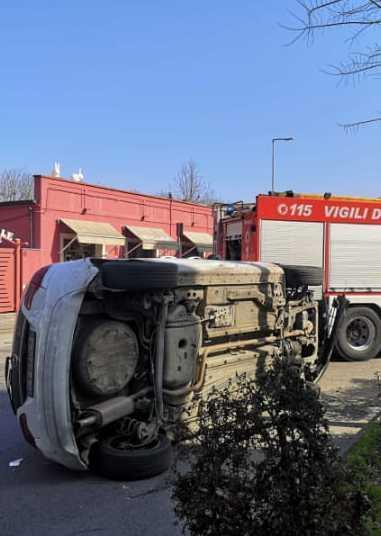 Prigioniero dell’abitacolo nell’auto ribaltata
